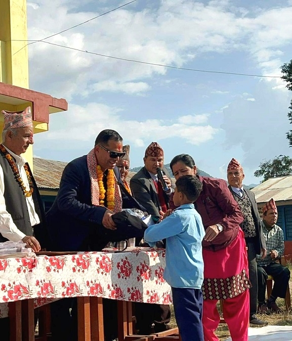 अन्तर्राष्ट्रिय बागलुङ समाजद्वारा शैक्षिक सामग्री वितरण