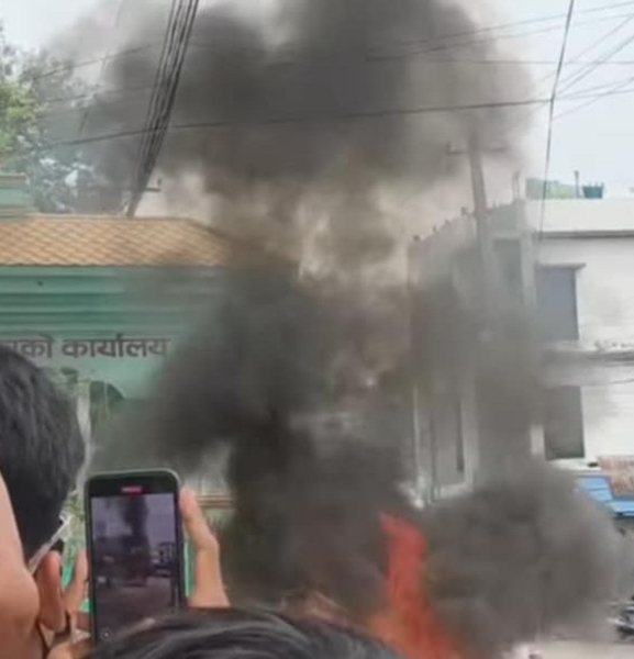 दमक नगरपालिकामा जेनजी प्रदर्शनकारीको तोडफोड, पार्किङ गरिएका गाडीमा आगजनी