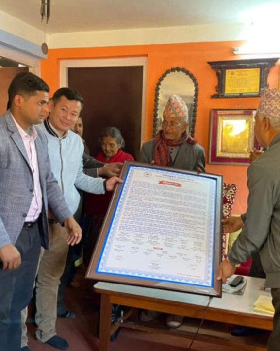 ओखलढुंगा पत्रकार समाजद्वारा वरिष्ठ पत्रकार दाहाललाई अभिनन्दन