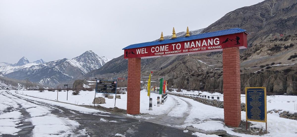 हिउँले सेताम्मे मनाङका मतदान केन्द्र