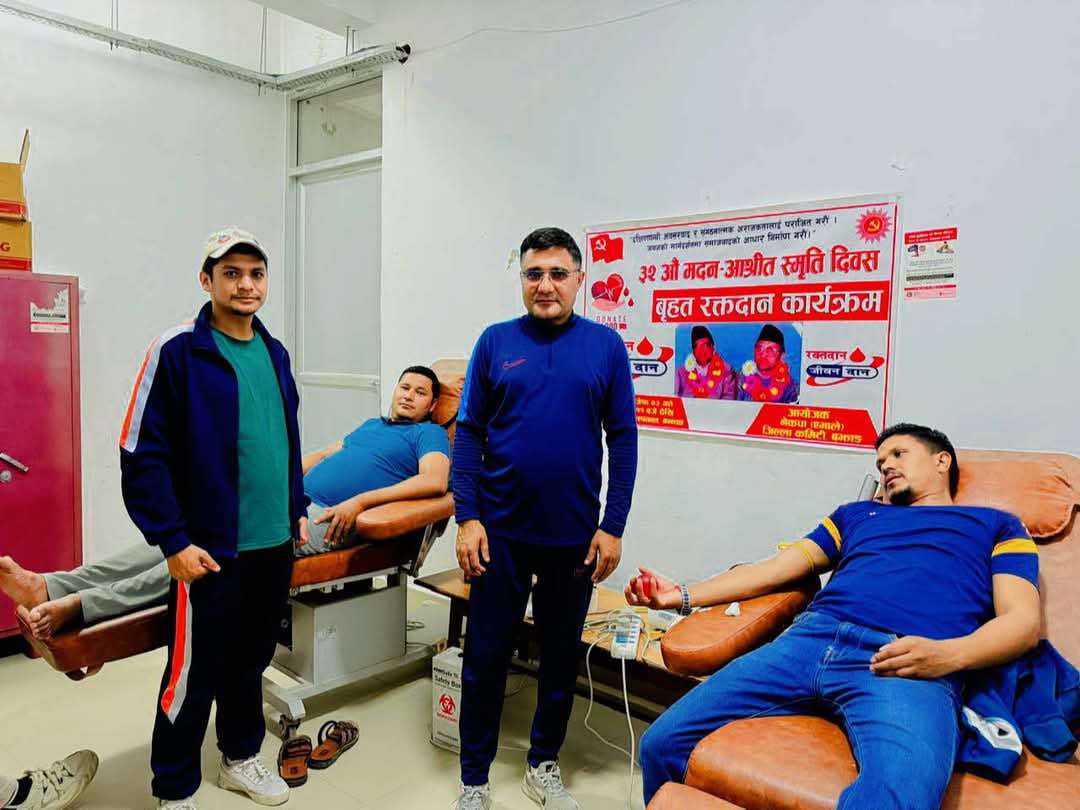 मदन आश्रितको स्मृतिमा एमाले बझाङद्वारा रक्तदान