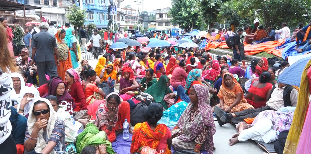 पाँचबुँदे मागसहित माइतीघरमा लघुवित्त पीडितको सामूहिक आमरण अनसन जारी