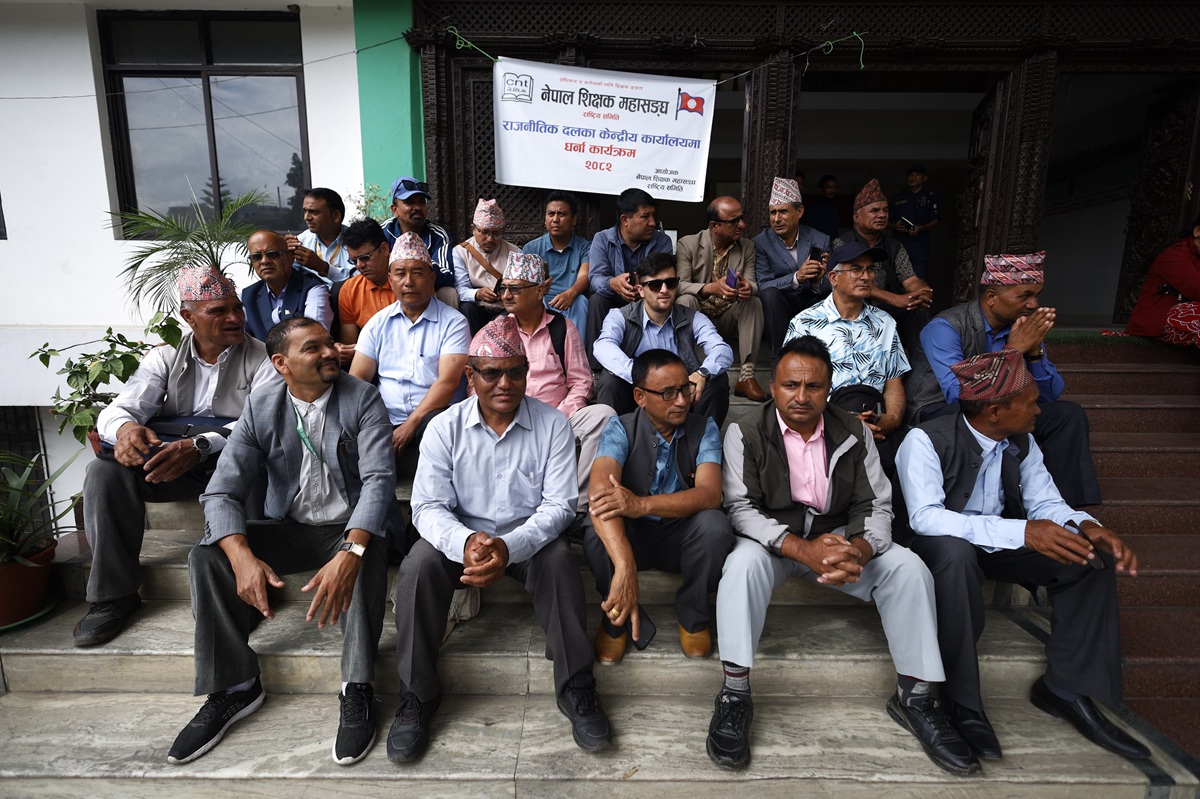 नेपाल शिक्षक महासंघद्वारा कांग्रेस कार्यालयमा धर्ना