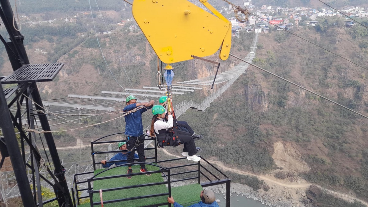 द क्लिफमा मेगाट्रोल सञ्चालनमा