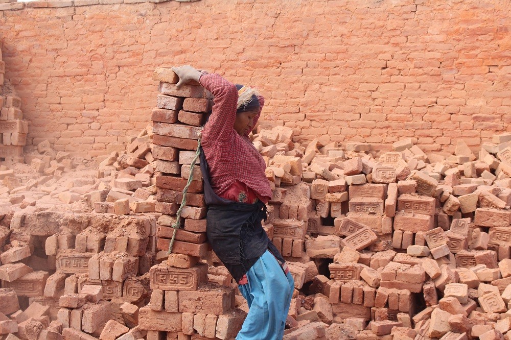महिला श्रमिकका दुःख :  ज्यालामा विभेद, कार्यस्थलमा दुर्व्यवहार 