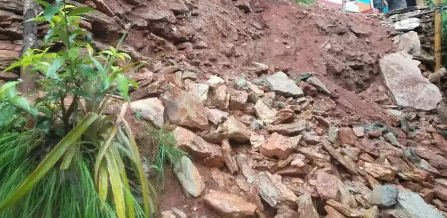 अविरल वर्षाले बेथानचोकमा दुई घर र गोठमा क्षति
