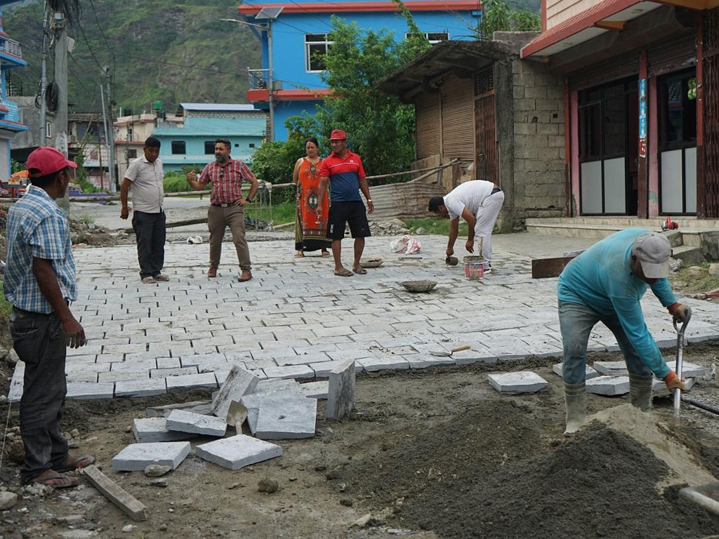 गलेश्वर बजार सौन्दर्यीकरण: सडकमा ढुंगा बिछ्याउन थालियो