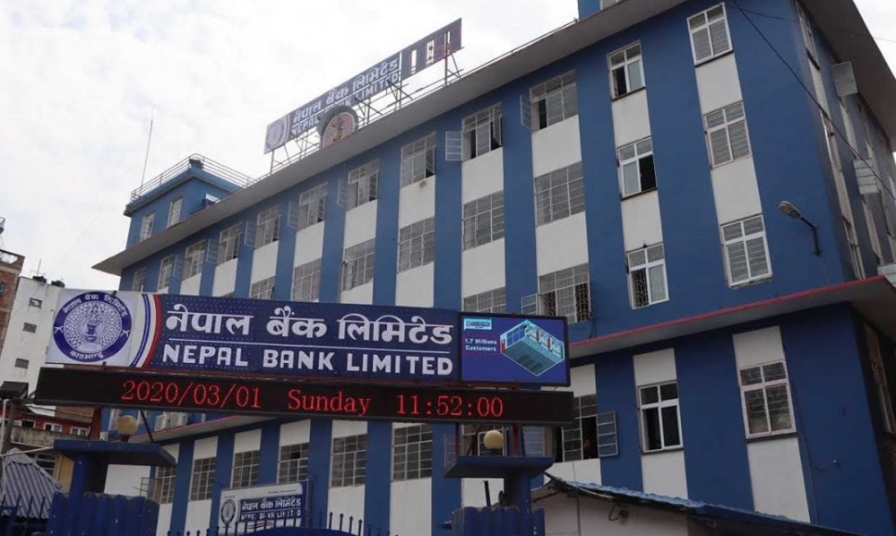 नेपाल बैंक लिमिटेडका तत्कालीन उपप्रबन्धक श्रेष्ठ पक्राउ