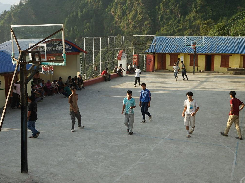 सहयोग र श्रमदान जुटाएर खेलमैदान निर्माण