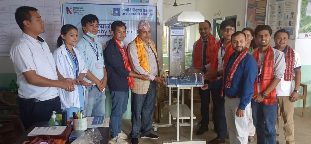ज्योति विकास बैंकद्वारा अस्पताललाई बेबी वार्मर प्रदान