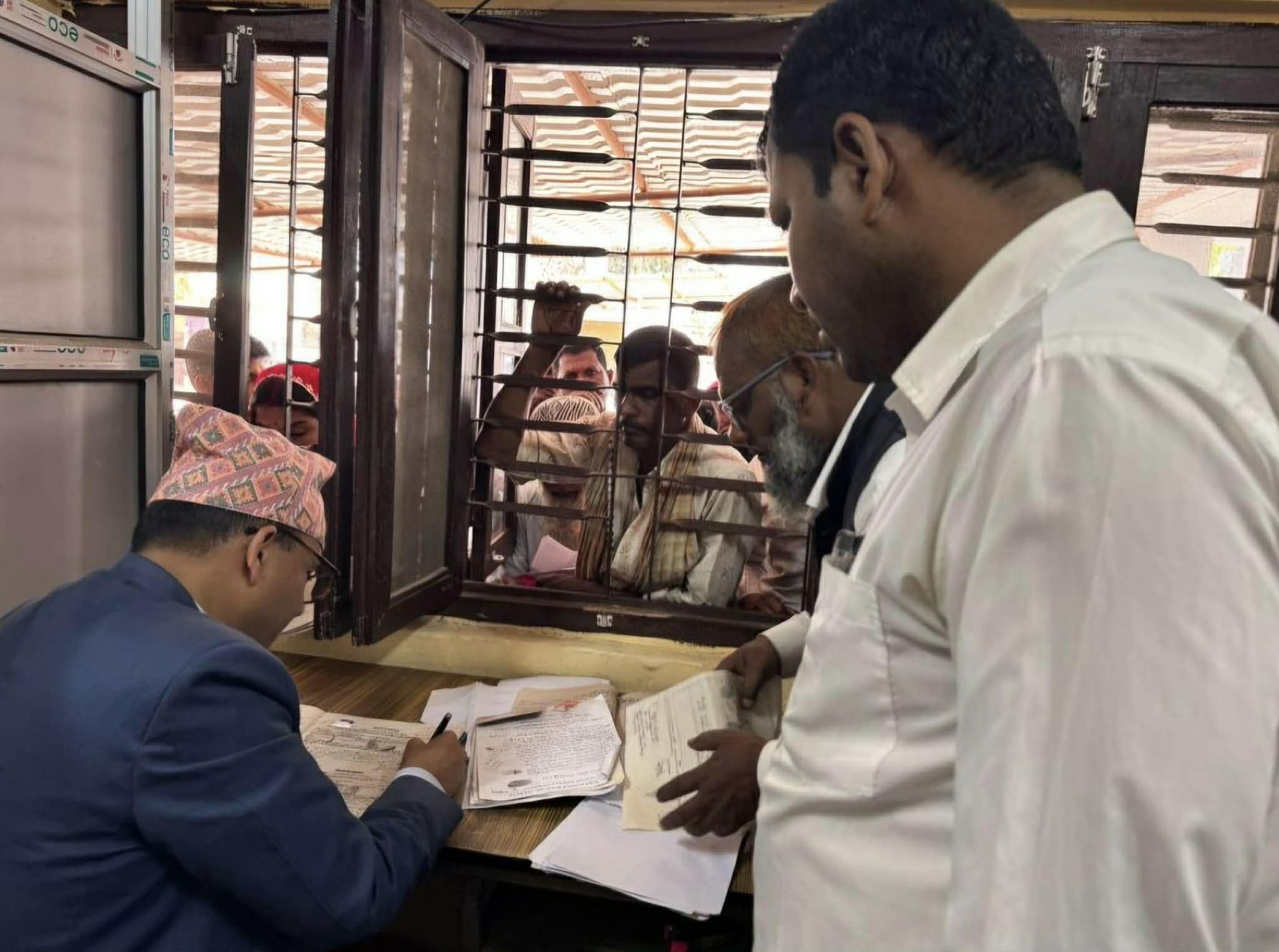 आफैं फाँटमा बसेर सेवा प्रवाहमा खटिए प्रजिअ भुसाल