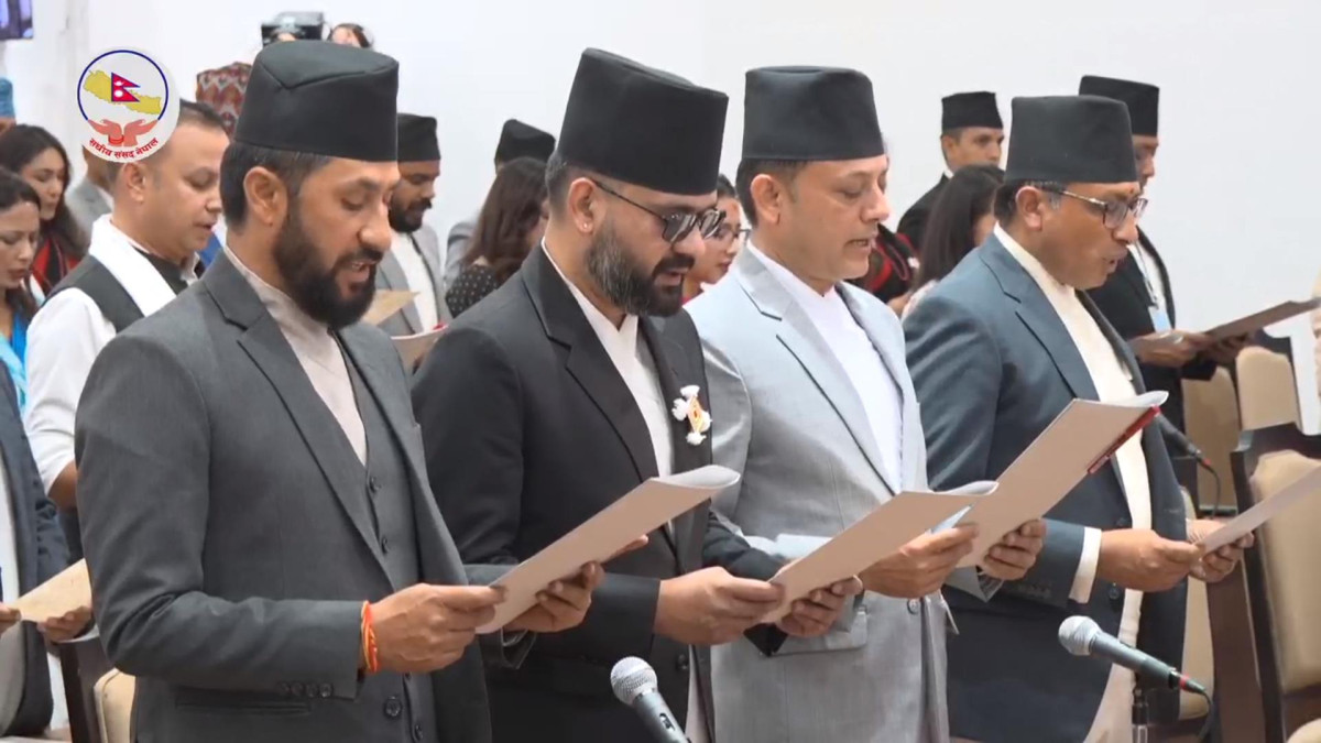 नवनिर्वाचित सांसदहरूले लिए शपथ