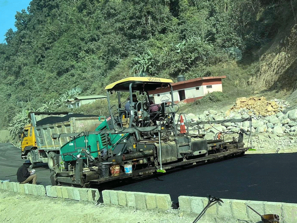 मुग्लिन पोखरा सडक : पश्चिम खण्डको मौरीओडारमा कालोपत्र थालियो
