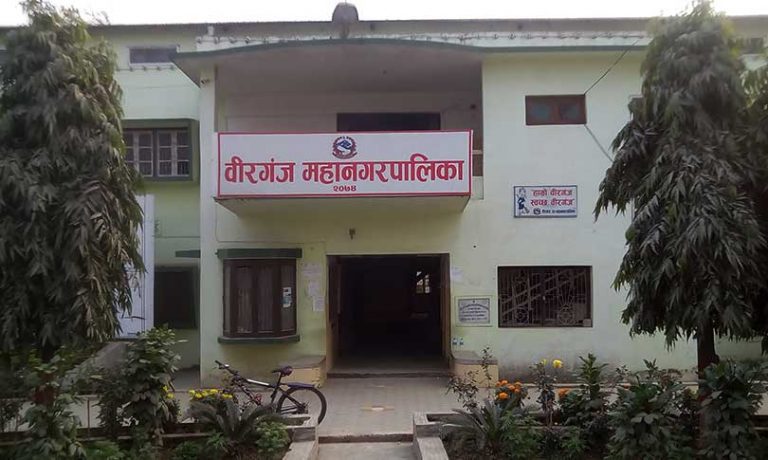 बेवारिसे सवारीसाधन हटाउँदै वीरगञ्ज महानगर