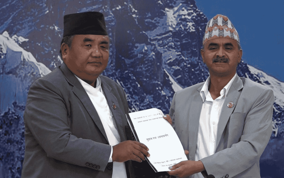 आगामी आर्थिक वर्षको नीति तथा कार्यक्रमबारे सुझाव प्रतिवेदन हस्तान्तरण