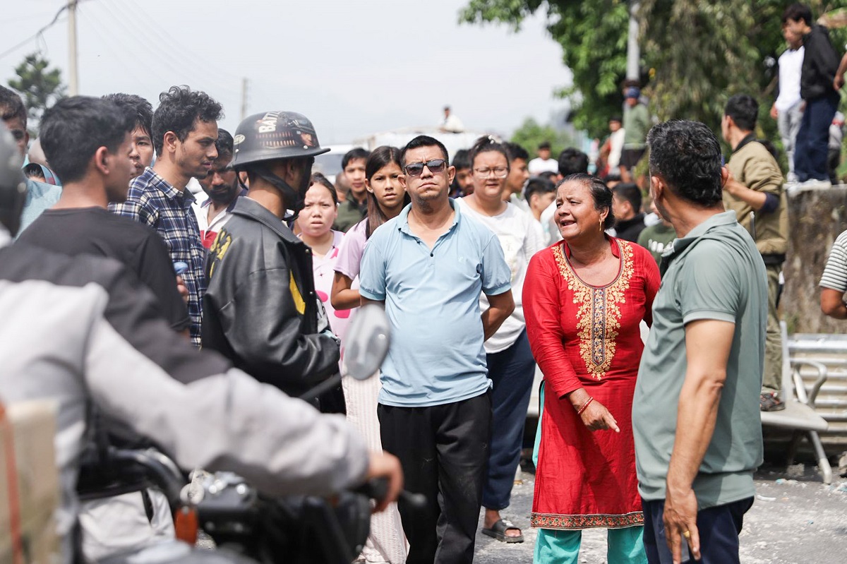 फेवाताल छेउछाउमा बनाइएका टहरामा महानगरले चलायो डोजर, स्थानीयको विरोध (तस्बिरसहित)