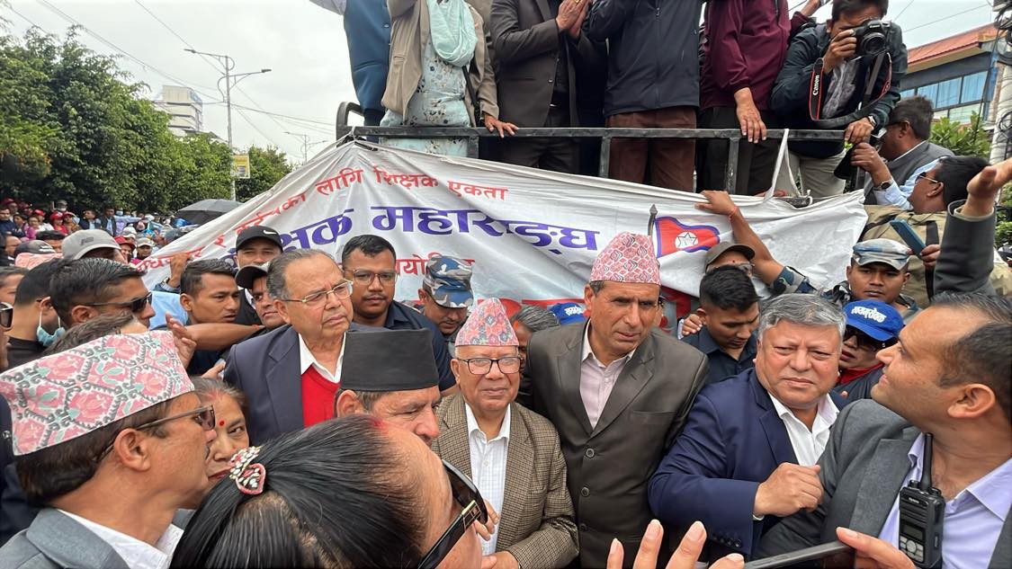 शिक्षक आन्दोलनमा नेता नेपाल र खनालविरुद्ध नाराबाजी