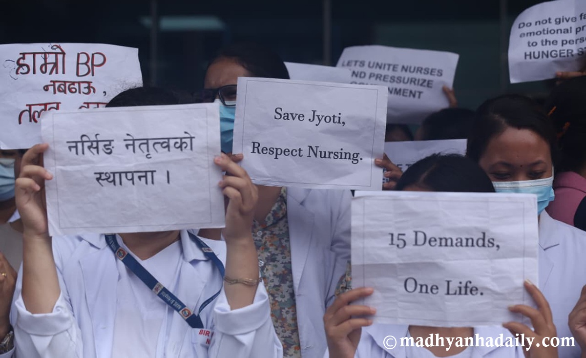 नर्सहरूको प्रदर्शन- ‘हाम्रो ब्लडप्रेसर होइन, तलब बढाऊ’