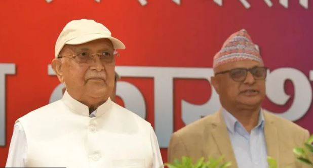 ओलीले कोशीका मुख्यमन्त्री कार्कीसहितका नेताहरूसँग छलफल गर्दै 