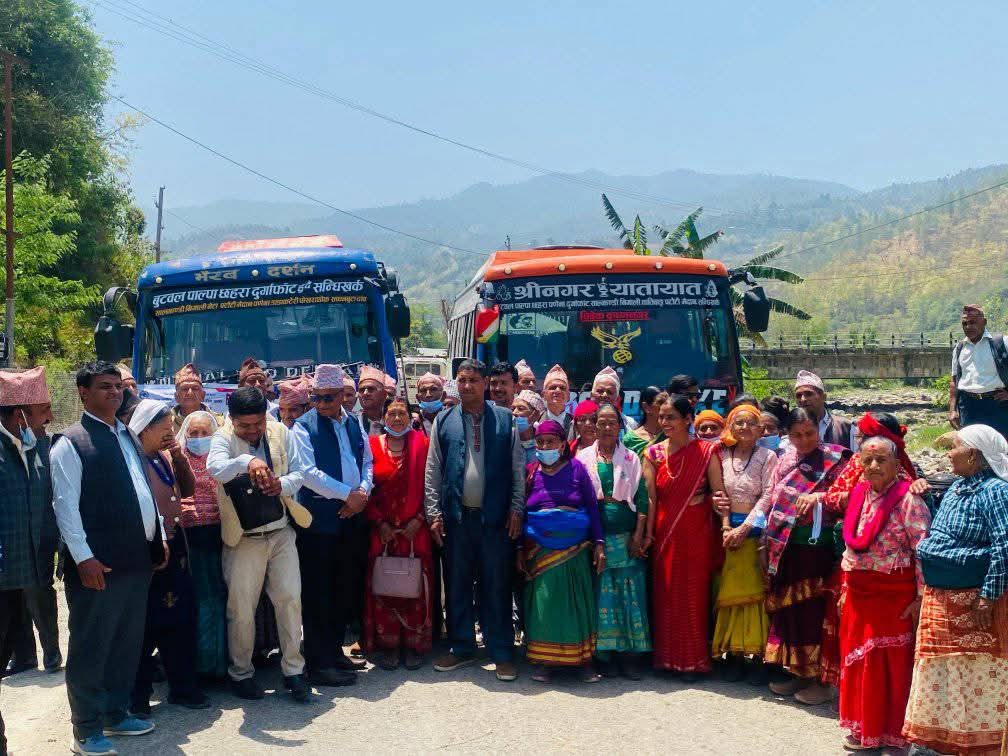 ज्येष्ठ नागरिकलाई लिएर तीर्थ व्रत हिँडे वडाध्यक्ष पौडेल