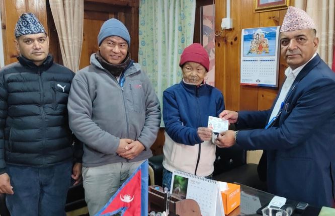 बोल्न नसक्ने वृद्धालाई नागरिकता प्रदान