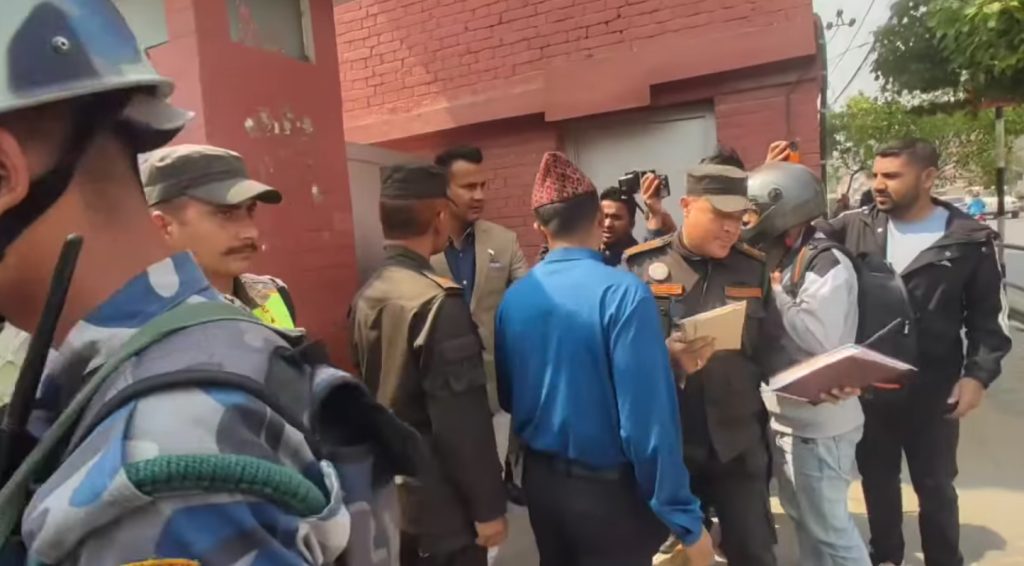 जरिमाना पत्र बोकेर गएको महानगर टोली निर्मल निवासको गेटबाट त्यसै फर्कियो