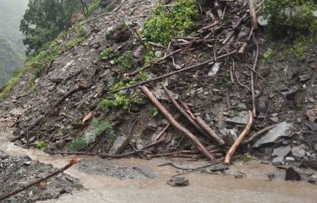 पहिरोको जोखिम बढेपछि च्याउपानीका ११ परिवारलाई अन्यत्र सारियो