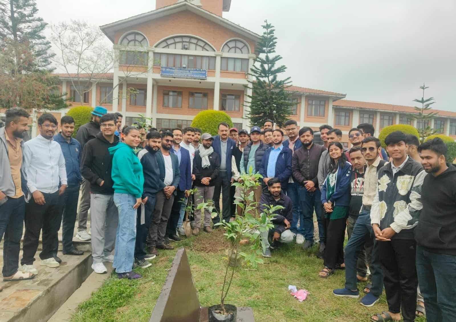 स्थापना दिवसमा नेविसंघको वृक्षरोपण