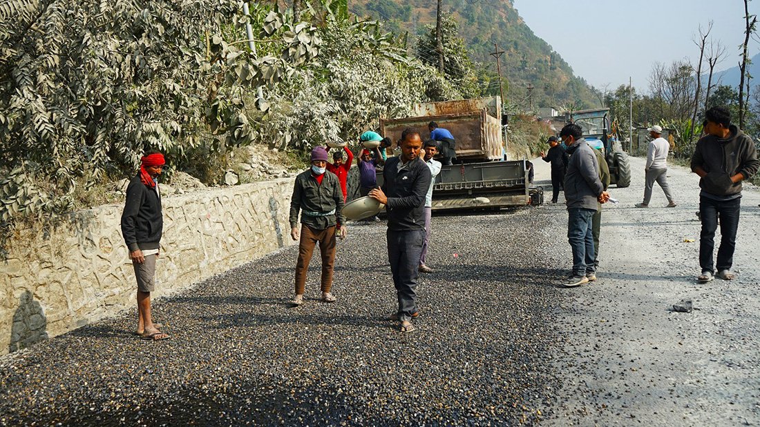रणनीतिक महत्वको बेनी-दरवाङ सडक अन्तर्गत ‘रणवाङ-दरवाङ’ खण्डमा कालोपत्र सुरु