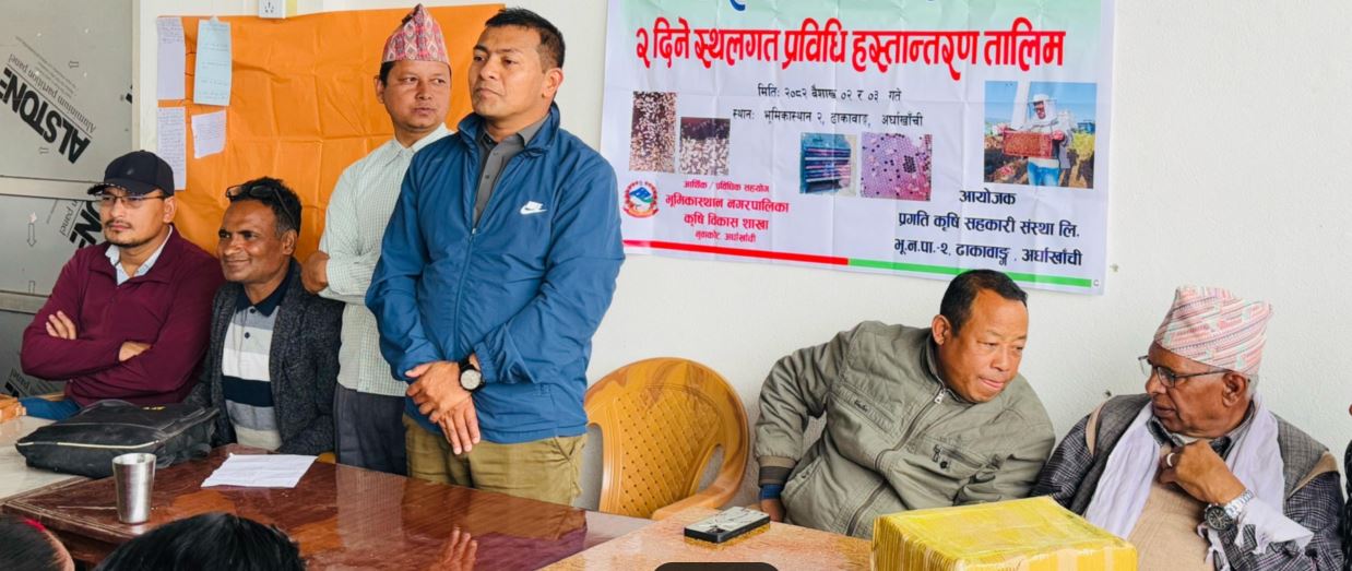 अर्घाखाँची ढाकावाङका कृषकलाई मौरीसहित सामग्री वितरण