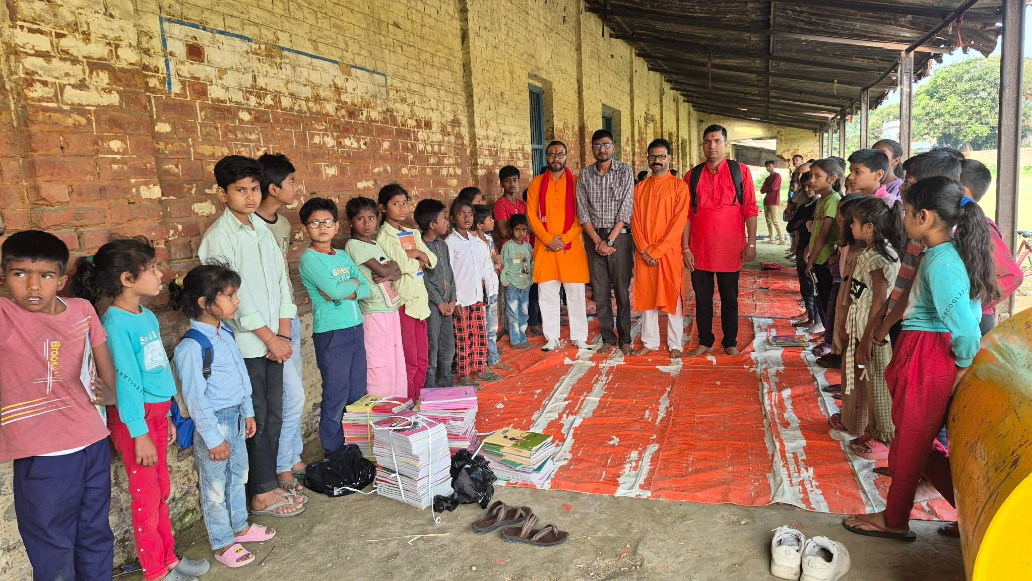 ​रौतहटको खुला शिक्षालयमा विद्यार्थीलाई शैक्षिक सामग्री वितरण