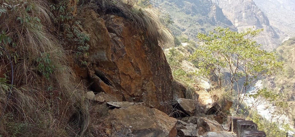 सुख्खा पहिरोले सडक अवरुद्ध