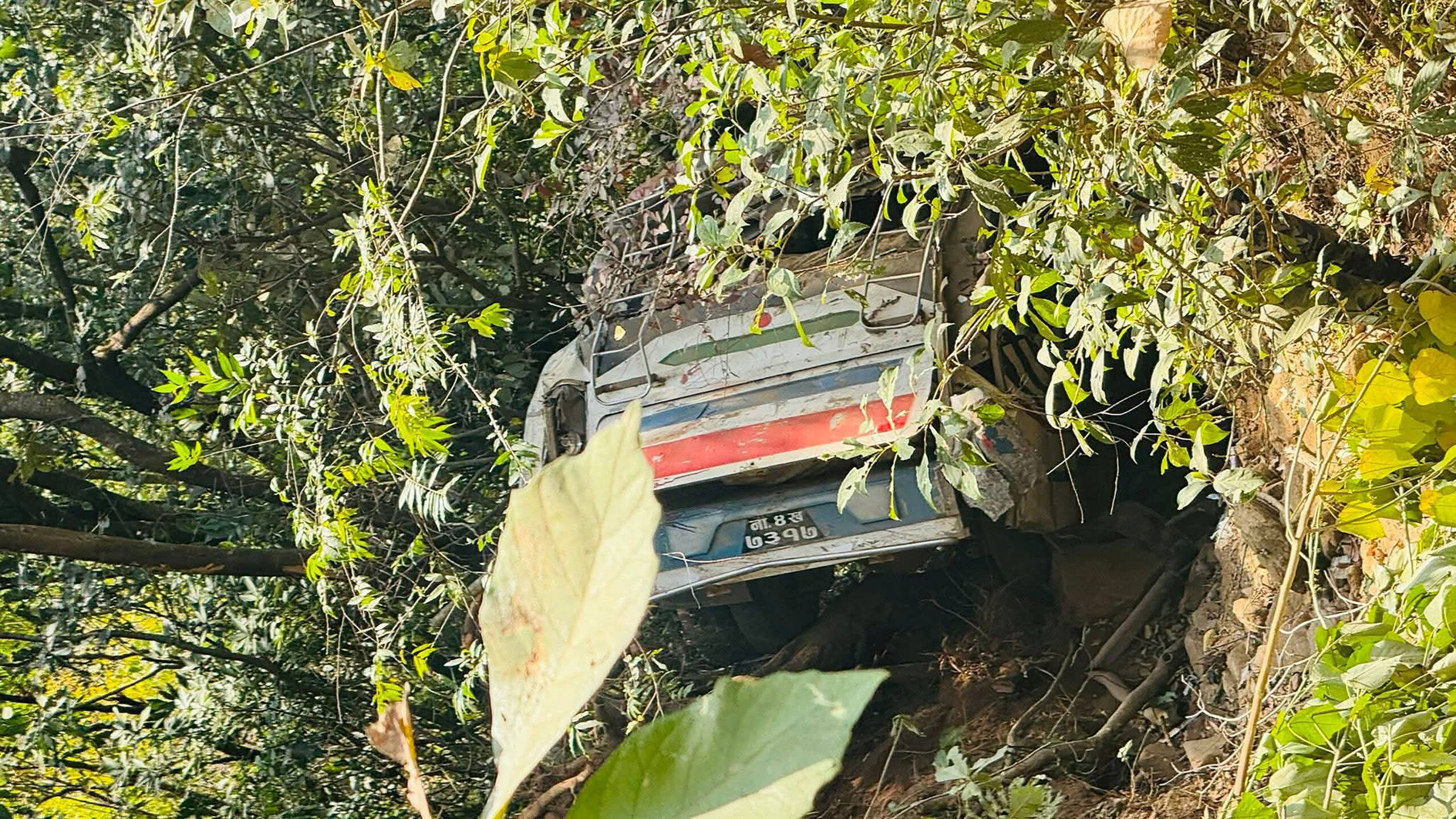 सेना बोकेको बस दुर्घटना हुँदा २४ घाइते