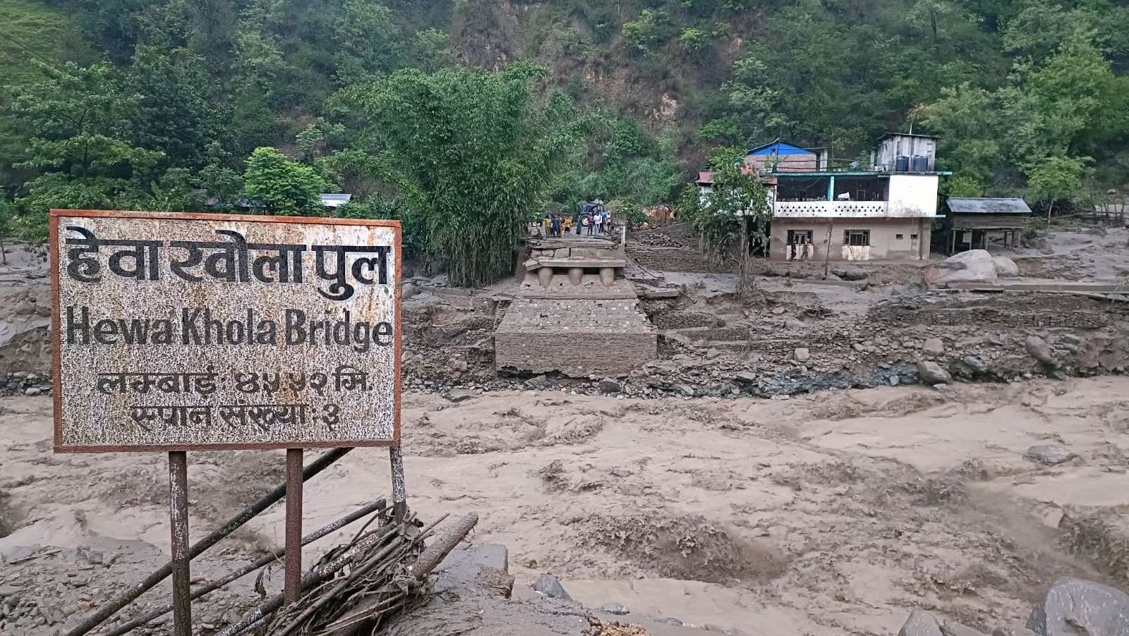बाढीले पाँचथरमा हेवाखोलाको बेली ब्रिज बगायो
