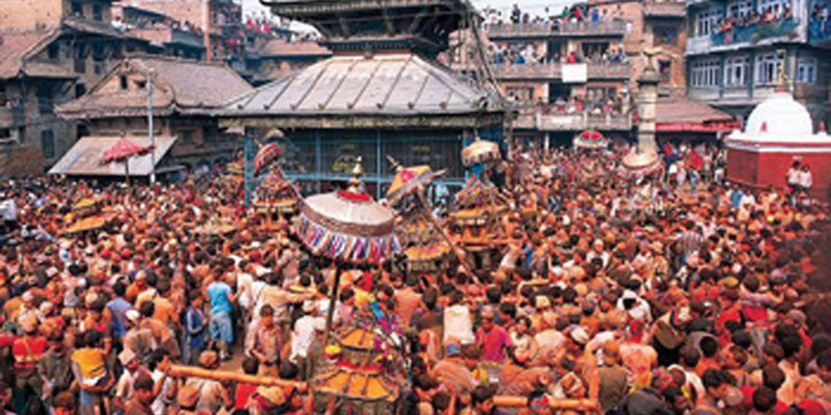विश्वप्रसिद्ध बिस्काः जात्रा भैरवको रथ वंशगोपाल पुगेर फर्काउँदै