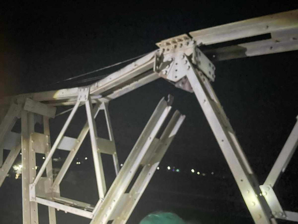 पूर्व–पश्चिम राजमार्ग अन्तर्गतको चोरमारा पुल भाँचिदा यातायात अवरुद्ध