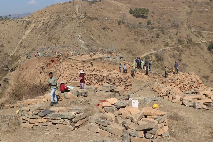 ऐतिहासिक स्थल अजयमेरुकोटको उत्खनन गरिँदै