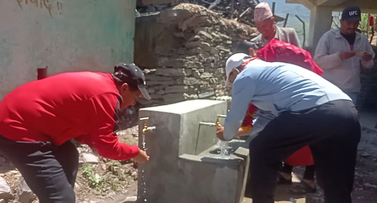 आठबिसकोटको काथिना भण्डारी गाउँमा एक घर एक धारा 