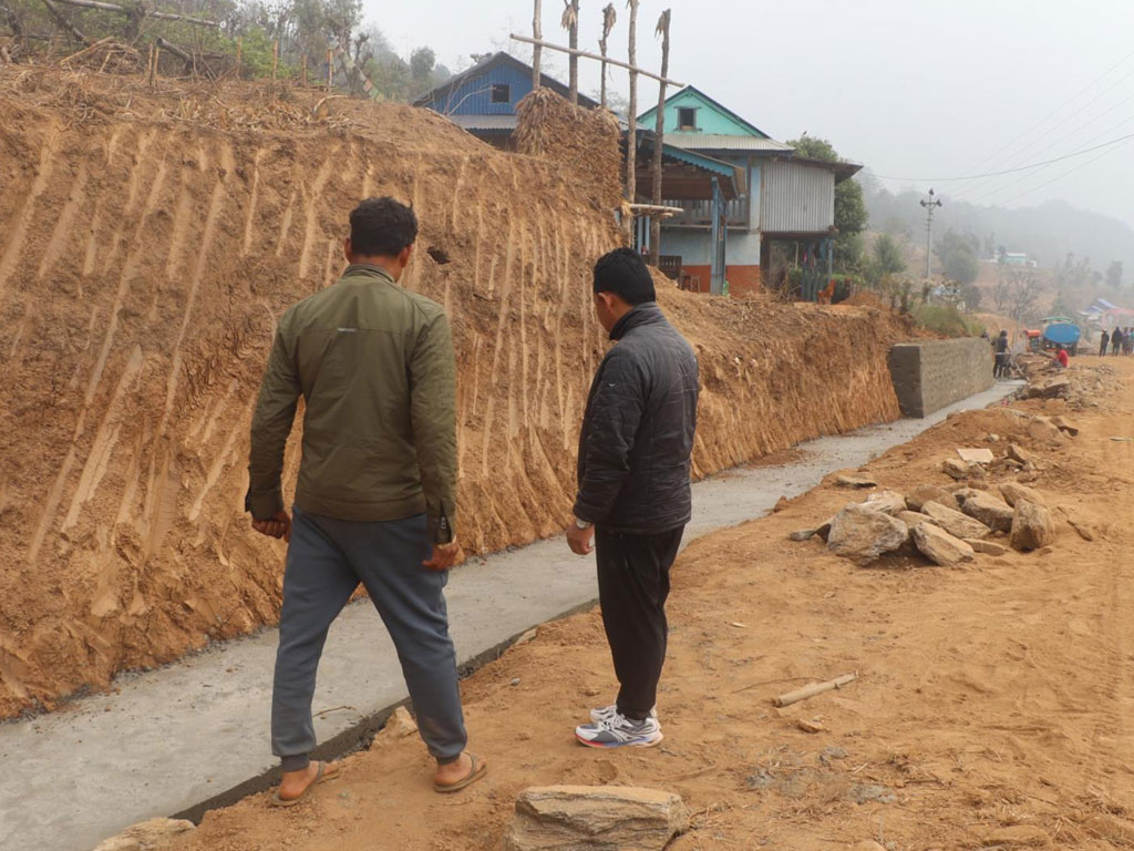 ओख्रेको सहिद गेट-हुर्वु भञ्ज्याङ सडक स्तरोन्नति