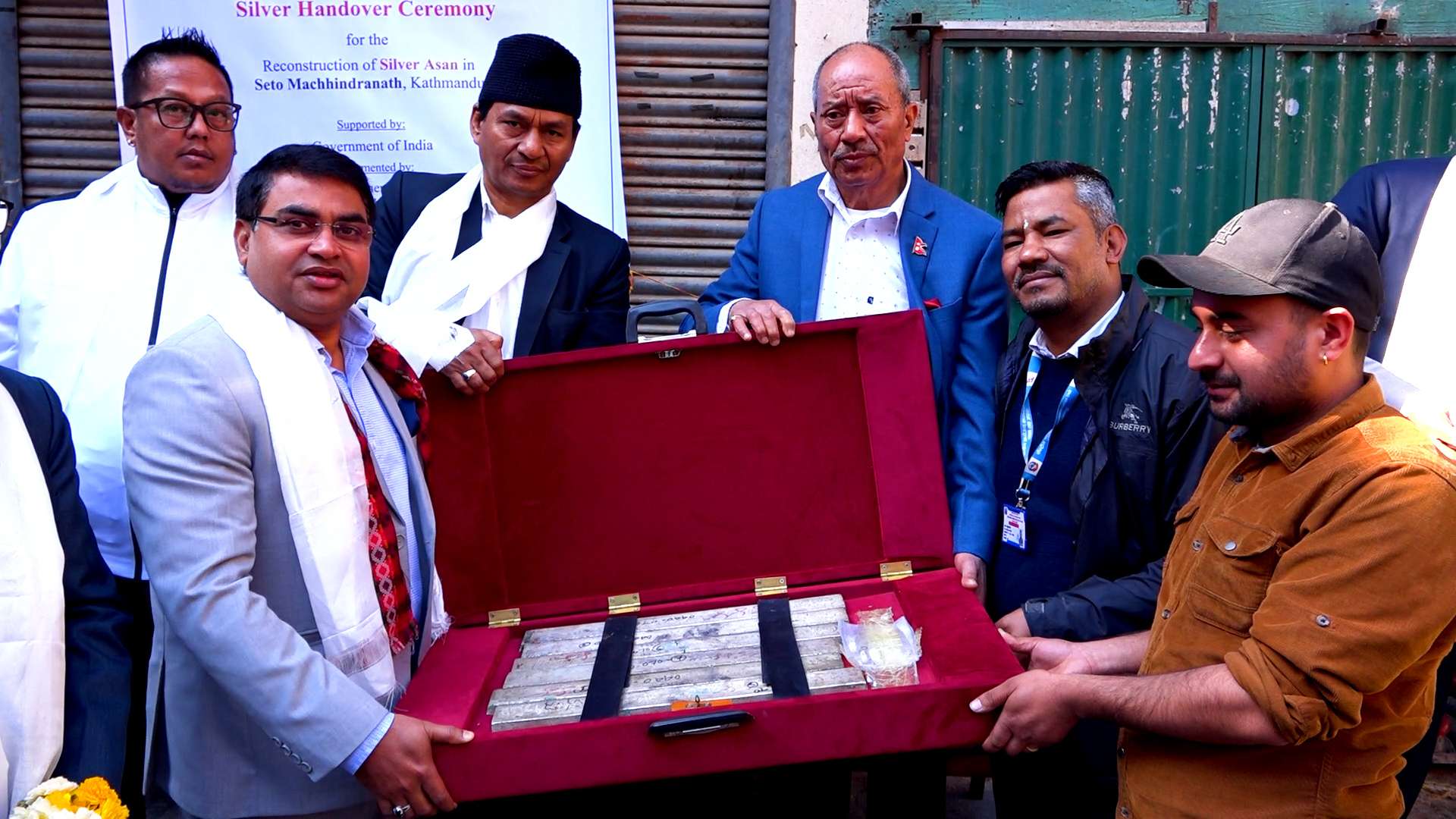 सेतो मछिन्द्रनाथ पुननिर्माणका लागि भारतीय दूतावासले दियाे २४ किलो चाँदी 