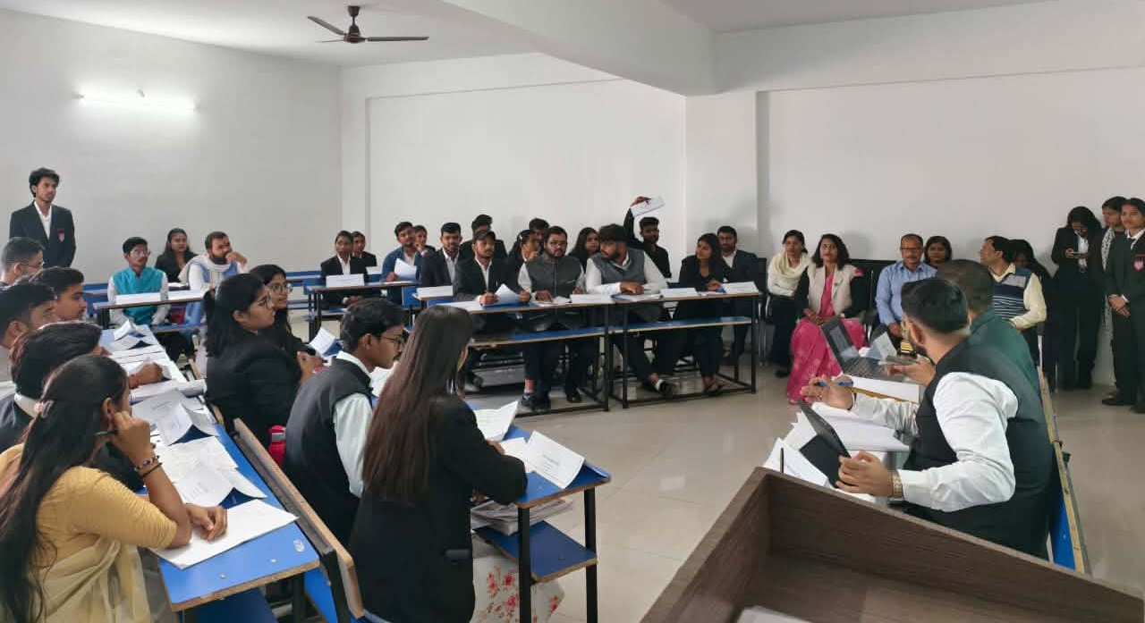 कुलपति डा.पाण्डेसँग नेपाली विद्यार्थीका समस्याबारे छलफल