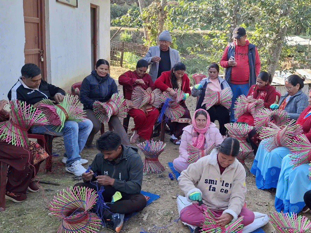 आफ्नै ठाउँमा व्यावसायिक बन्न मुढा बनाउने सीप सिक्दै दिक्तेलका महिला