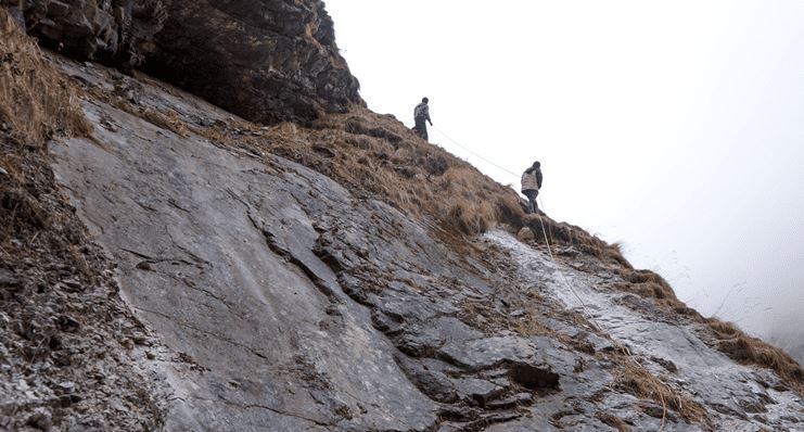 पदमार्ग नहुँदा डोरीमा झुन्डिएर यात्रा गर्नुपर्ने बाध्यता