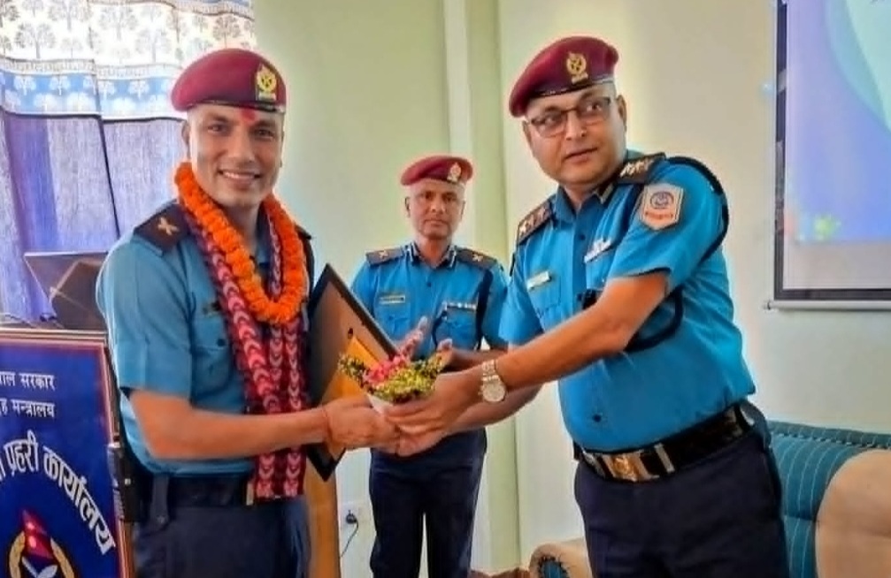 मौलापुरका प्रहरी निरीक्षक केसी बने उत्कृष्ट प्रहरी