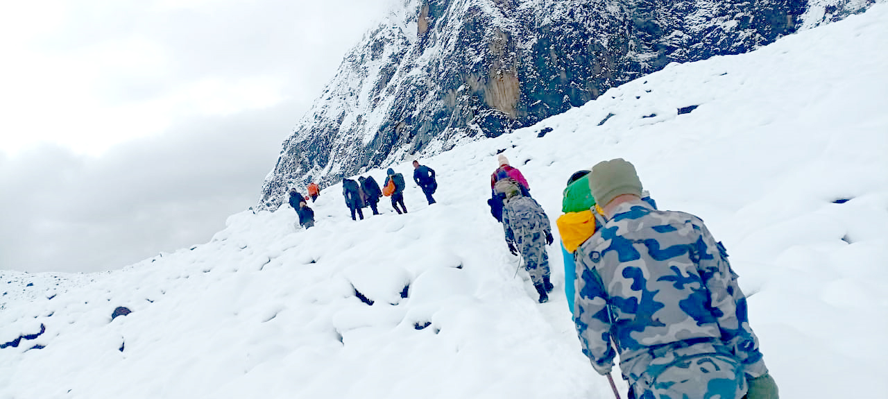 लेक लागेर हिमालमै अस्ताउँछन् पदयात्री