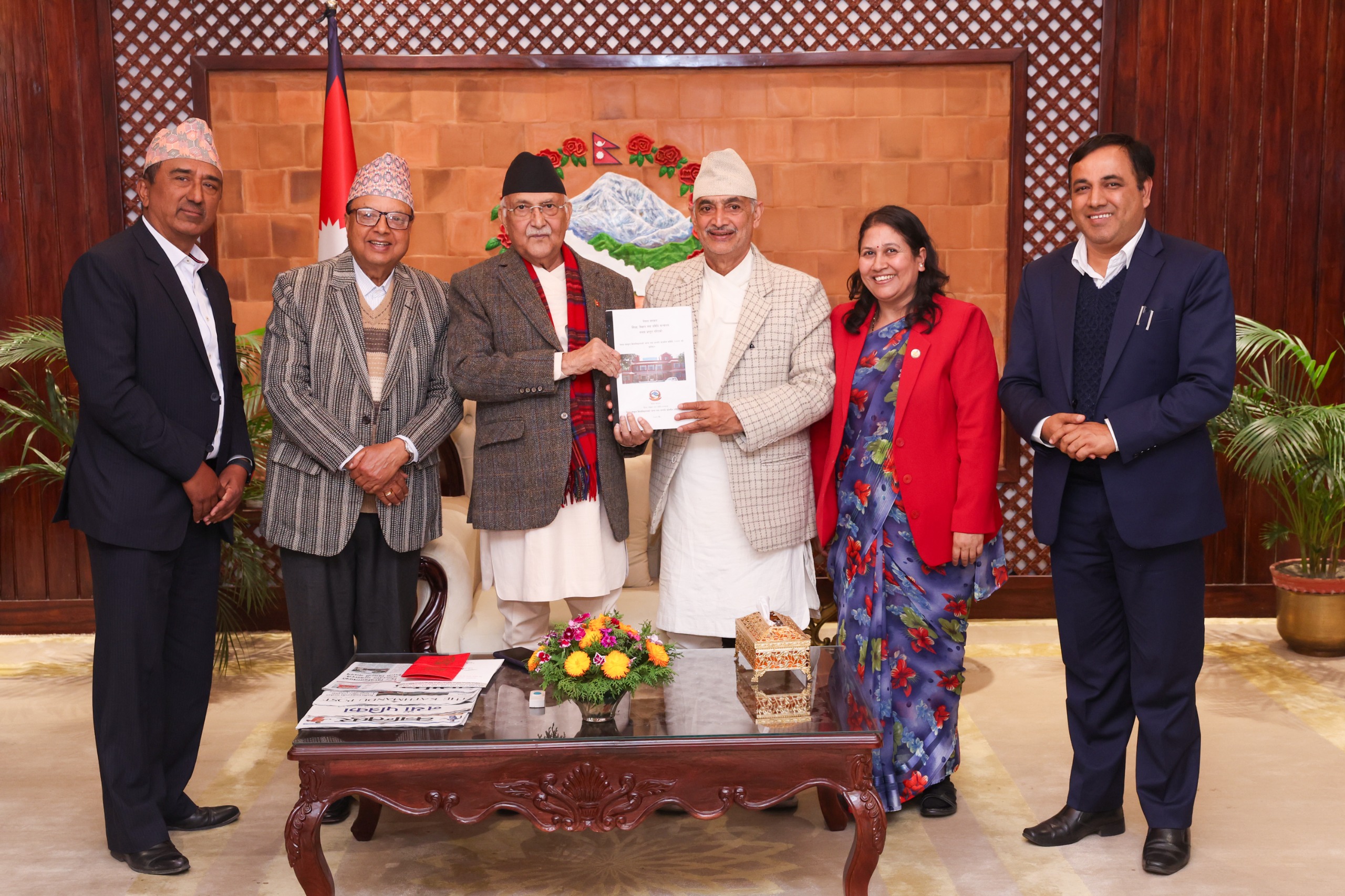 संस्कृत विश्वविद्यालयको जग्गा खोजबिन समितिको प्रतिवेदन हस्तान्तरण
