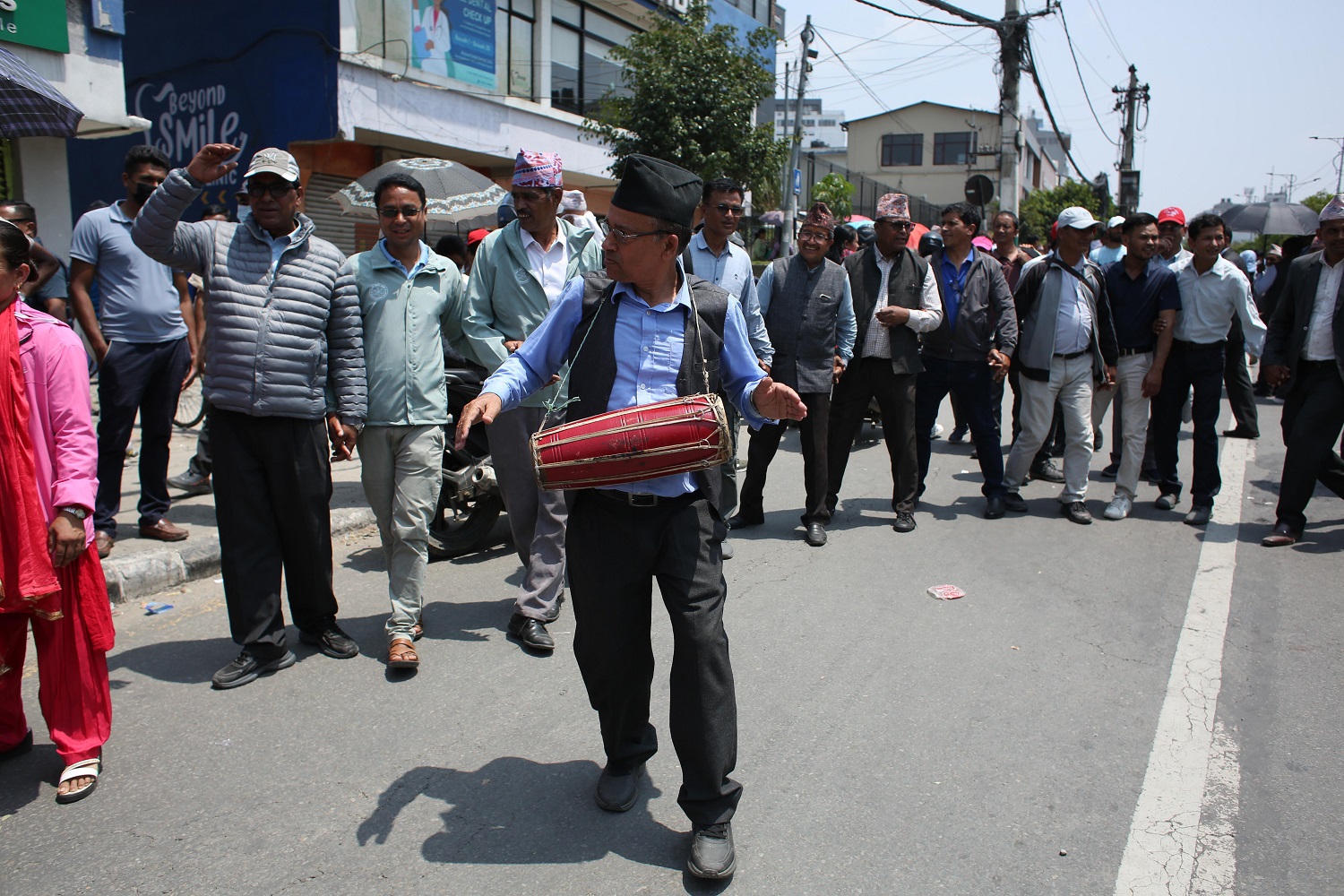 शिक्षकहरुको प्रदर्शन जारी