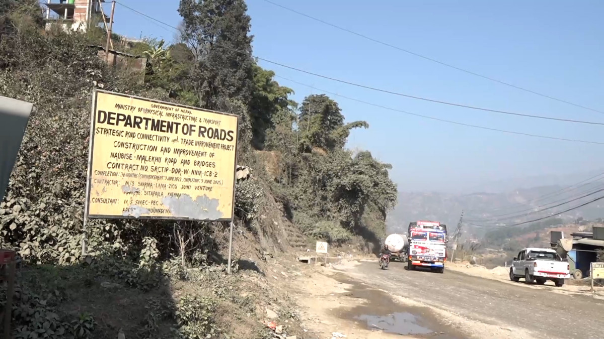 विद्युतीय पोलले अल्झाइरहेको पृथ्वी राजमार्गः लाइफलाइनमा सरकारी निकायको बेवास्ता