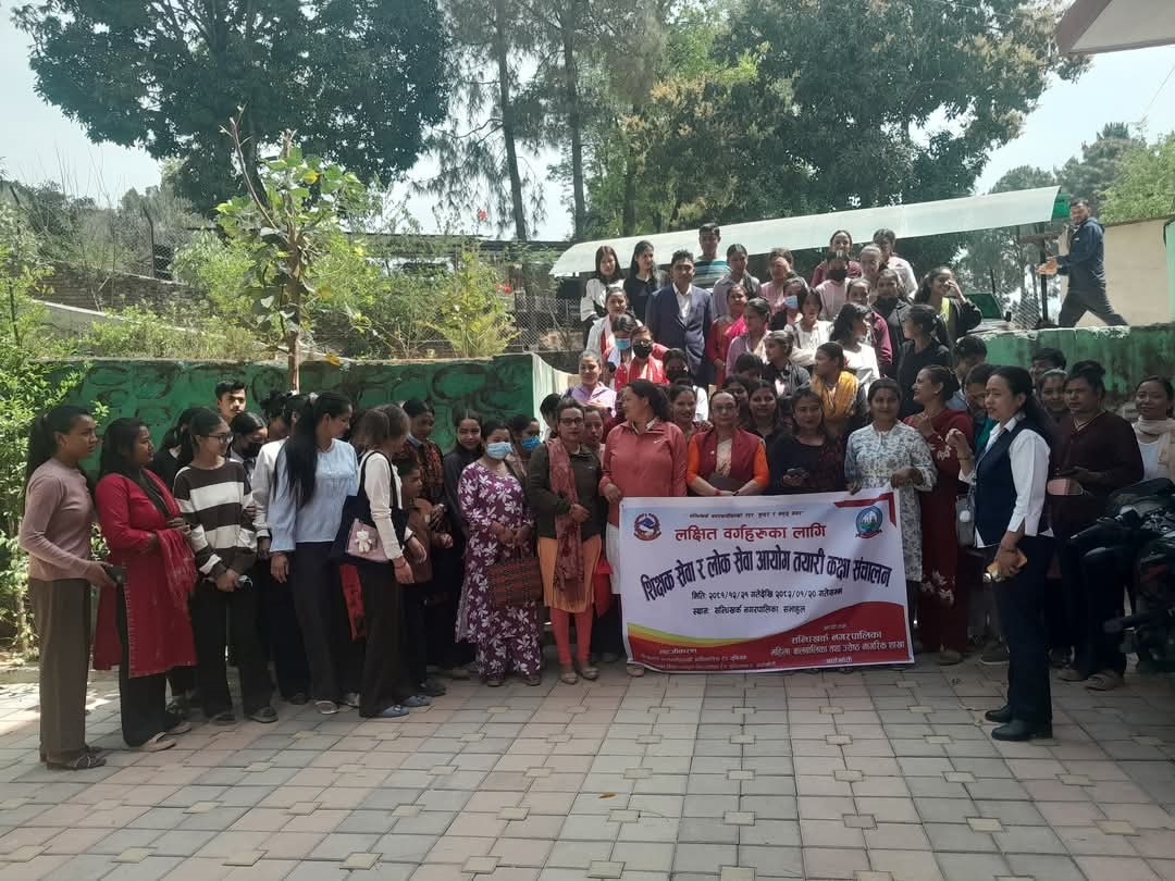 बेरोजगार युवायुवतीलाई लोकसेवा कक्षा पढाउँदै सन्धिखर्क