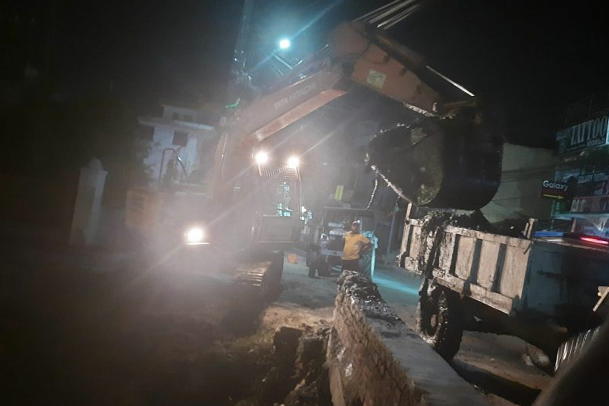 वीरगञ्ज महानगरमा रातका समयमा नाली सफा